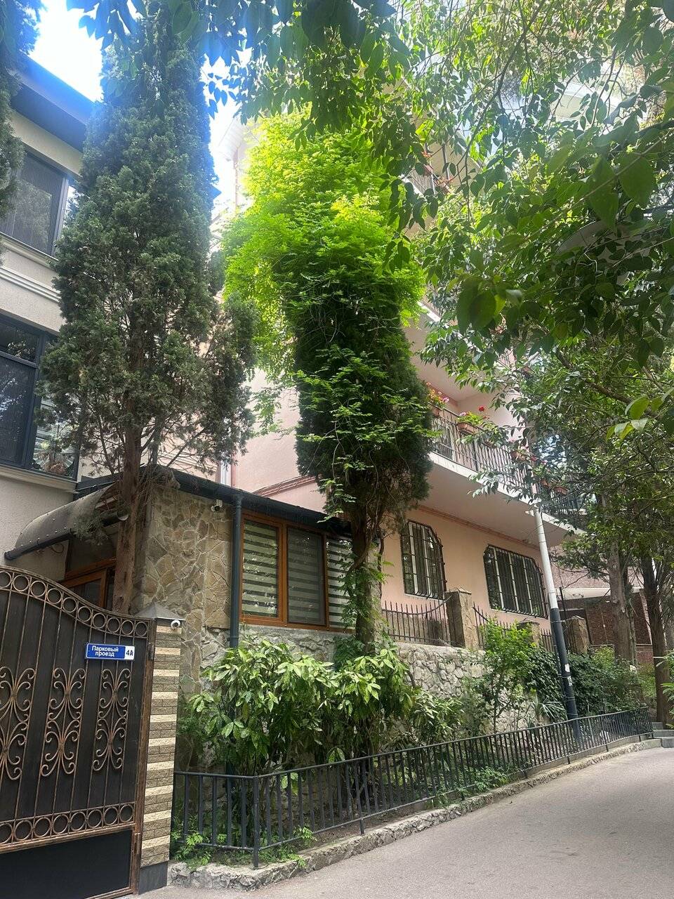 Фотографии номера Улучшенный двухместный номер Делюкс с 1 кроватью или 2 отдельными кроватями в Гостевом доме Приморский парк- Rooms-park Ялта